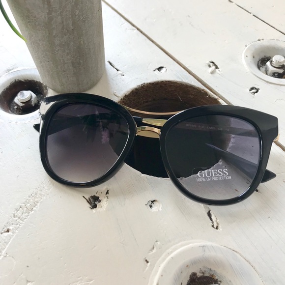 GUESS GF0304 01C Ladies Black/Gold Frame Grey Lens - Picture 2 of 8